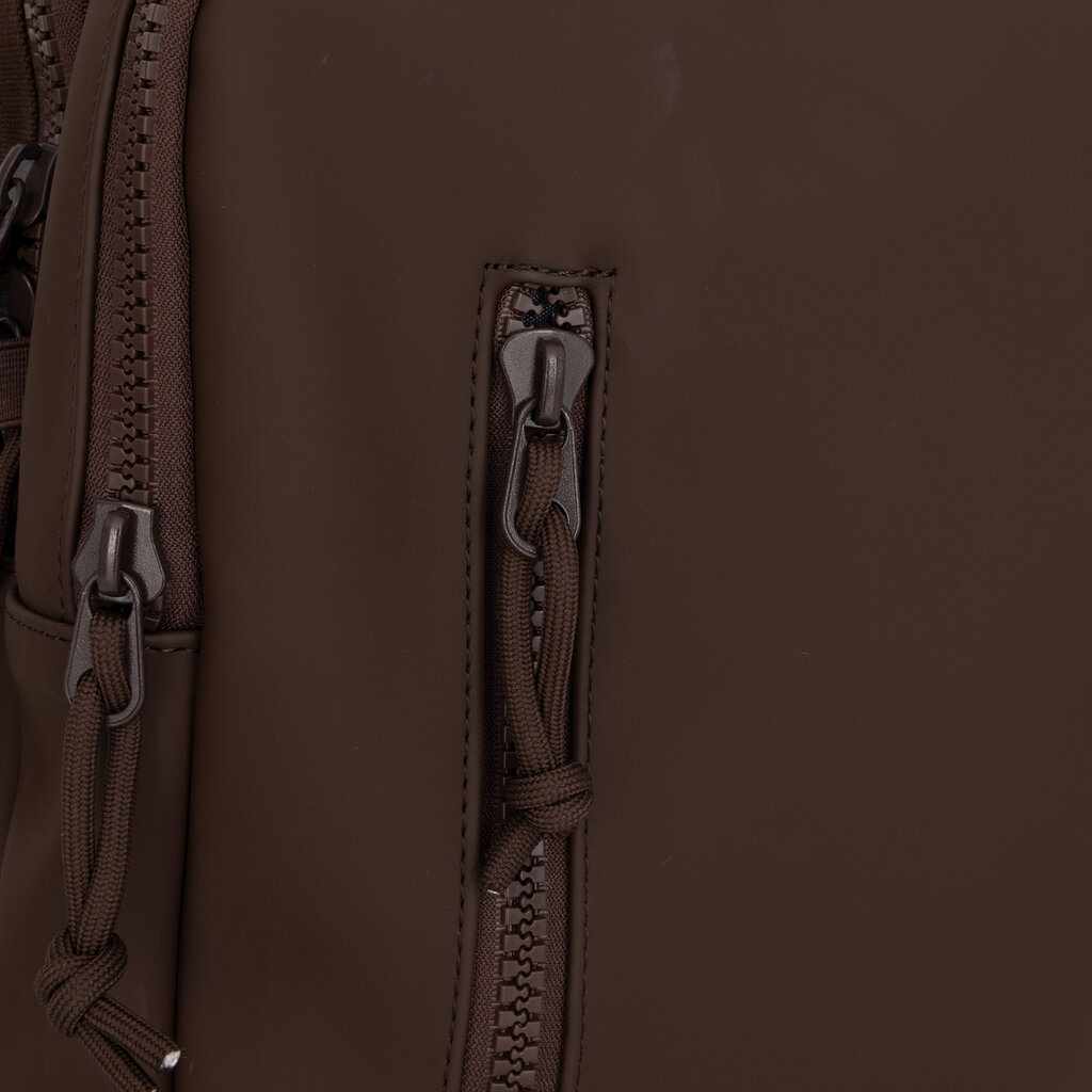New Rebels New Rebels William Milwaukee 18 L Laptoprugzak – Waterafstotend PU, Geschikt voor 15,6″ Laptop Mocca