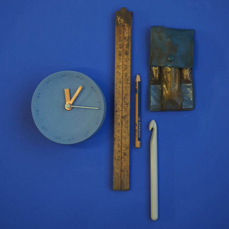 Studio Harm&Elke Klok porselein blauw met gele secondewijzer