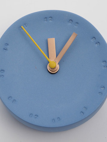 Studio Harm&Elke Klok porselein blauw met gele secondewijzer