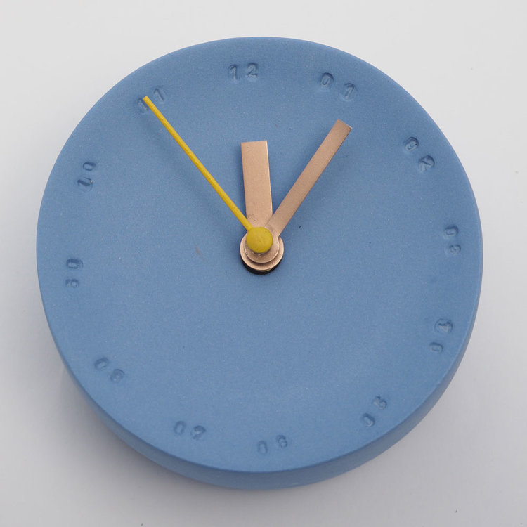Studio Harm&Elke Klok porselein blauw met gele secondewijzer
