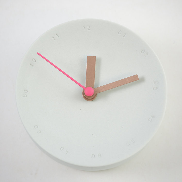 Studio Harm&Elke Klok porselein mint met roze secondewijzer