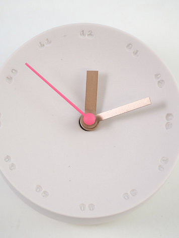 Studio Harm&Elke Klok porselein roze met roze secondewijzer