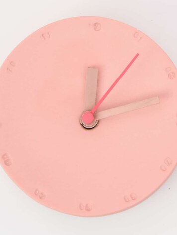 Studio Harm&Elke Klok porselein Coral met Neon Pink secondewijzer