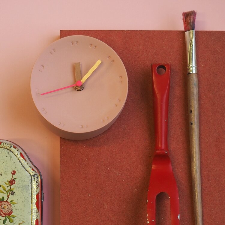 Studio Harm&Elke Klok porselein Coral met Neon Pink secondewijzer