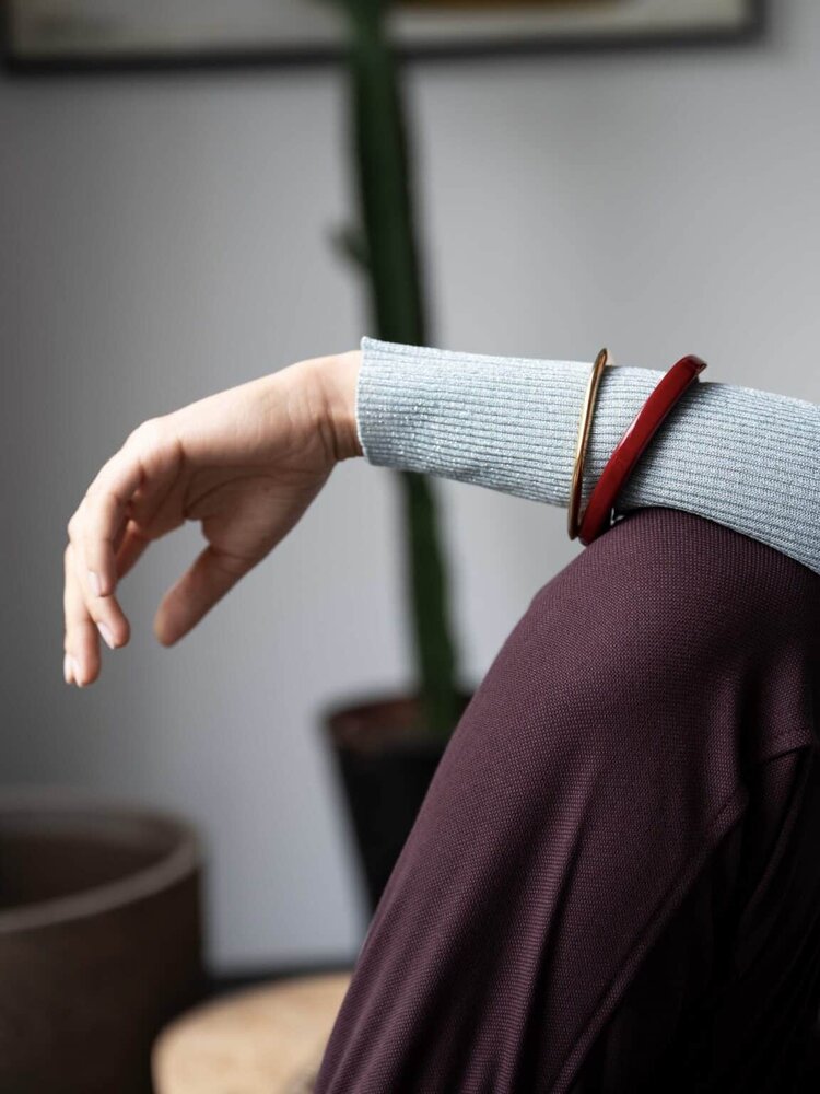 Ellen Beekmans Bangle Gelakte hars Bordeaux Organisch