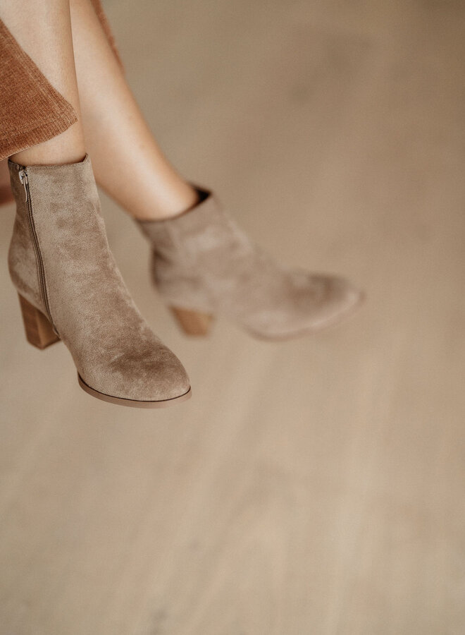 Short High Suede Boots / Brown