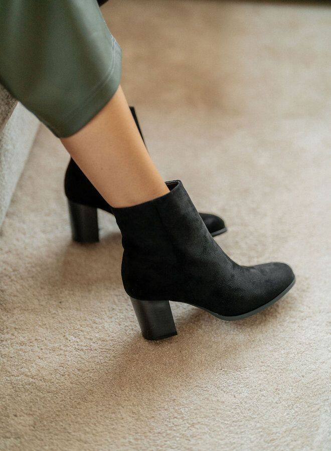 Short High Suede Boots / Black