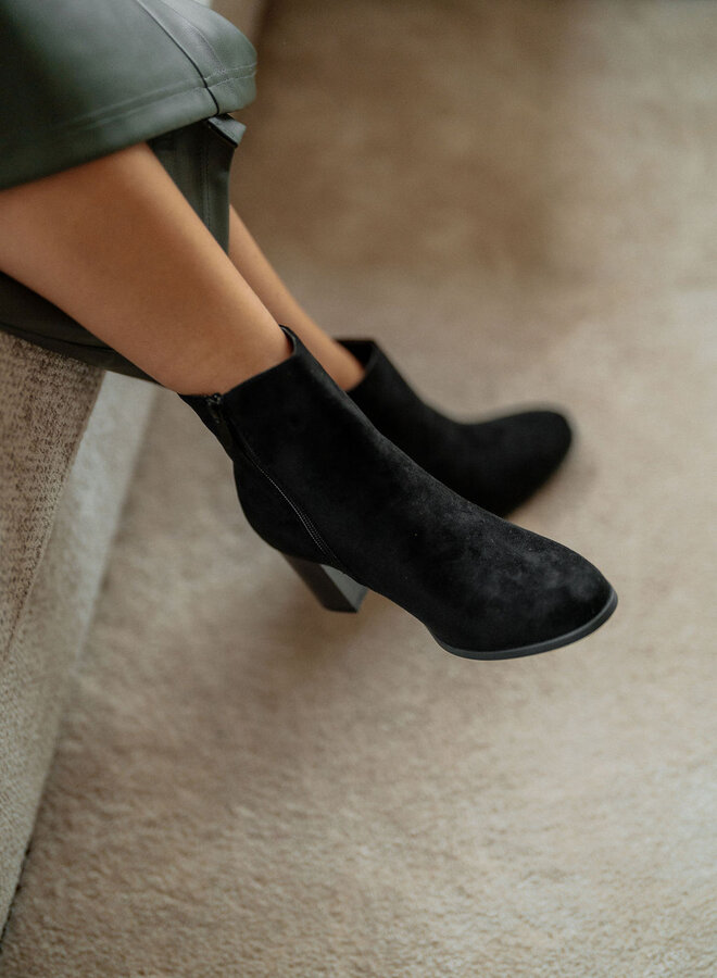 Short High Suede Boots / Black