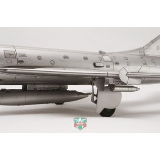 Modelsvit Sukhoi Su-7 Soviet fighter bomber - 1:72