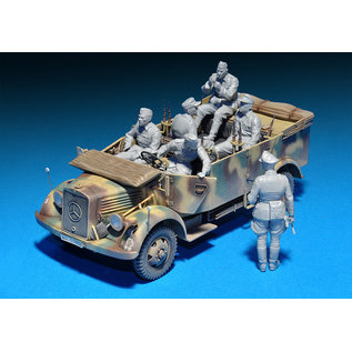 MiniArt Kfz. 70 (MB L1500A) German 4x4 Car w/Crew - 1:35