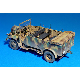 MiniArt Kfz. 70 (MB L1500A) German 4x4 Car w/Crew - 1:35