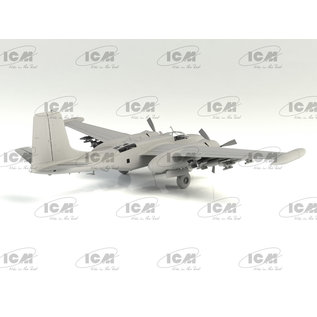 ICM Douglas B-26K Counter Invader w/ USAF Pilots & Ground Personnel - 1:48