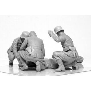 ICM WWII German Military Medical Personnel - 1:35