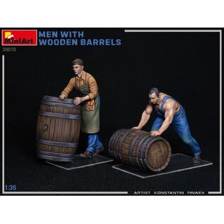 MiniArt Men with Wooden Barrels - 1:35