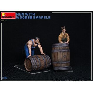 MiniArt Men with Wooden Barrels - 1:35
