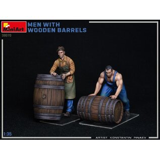 MiniArt Men with Wooden Barrels - 1:35