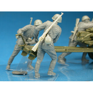 MiniArt Soviet Arlillery Crew on Maneuver - 1:35