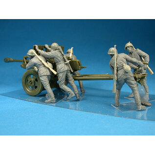 MiniArt Soviet Arlillery Crew on Maneuver - 1:35