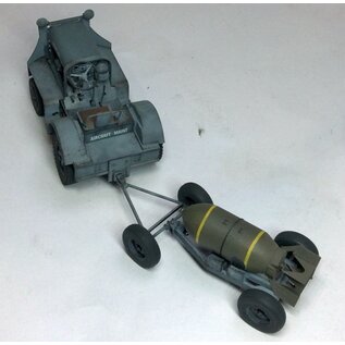 Thunder Model US Tug Clarktor 6, MILL-33 With 2 Bomb Trailers Mark 2 - 1:32