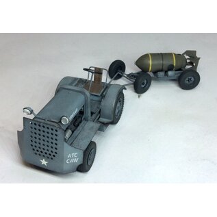 Thunder Model US Tug Clarktor 6, MILL-33 With 2 Bomb Trailers Mark 2 - 1:32