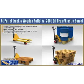 Gecko Models Gecko - 5t Pallet Truck & Wooden Pallet with 200 Litre Oil Drum and Plastic Barrel - 1:35