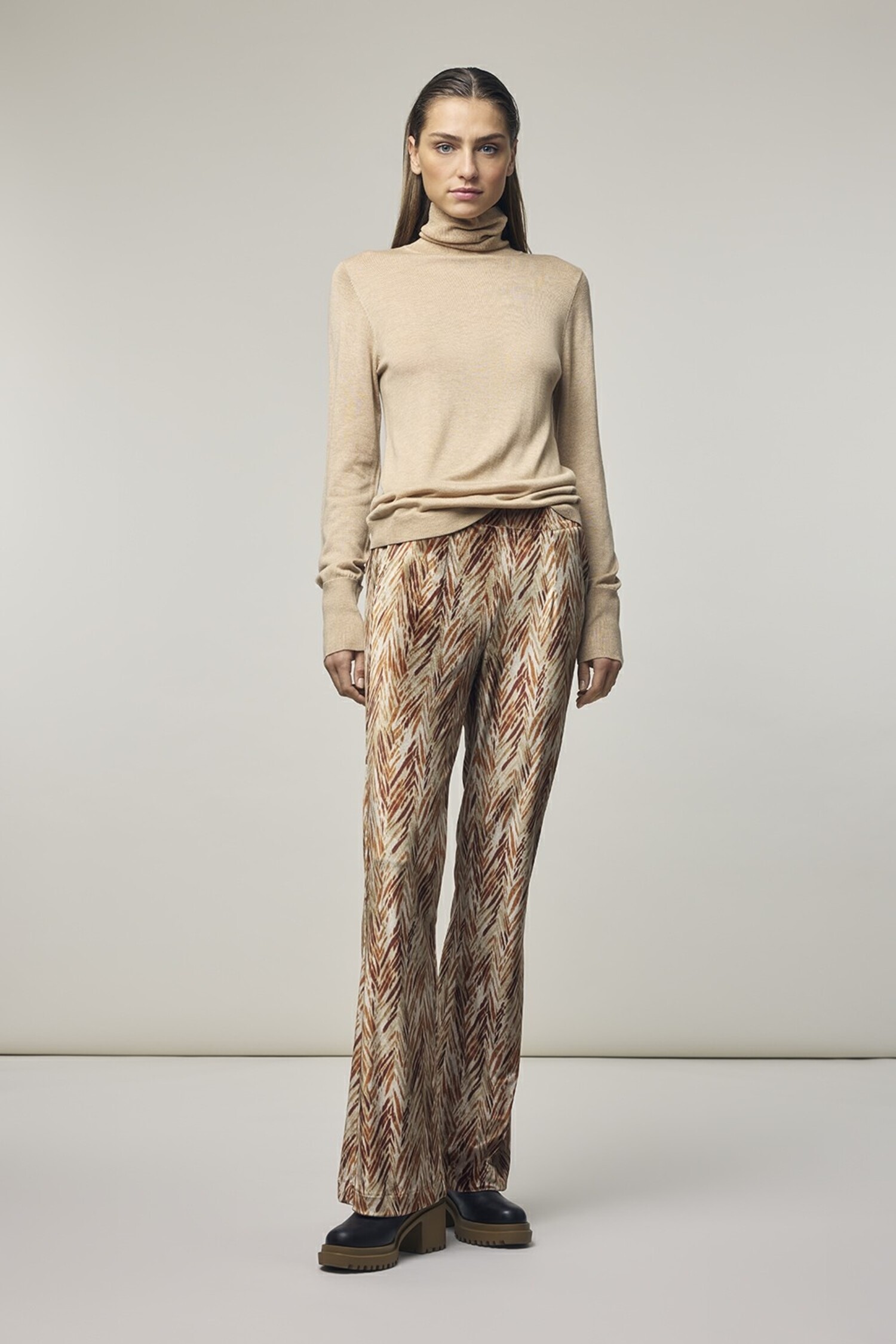 Boa flare pants weaves velvet caramel Corel - Maurits & Mulder