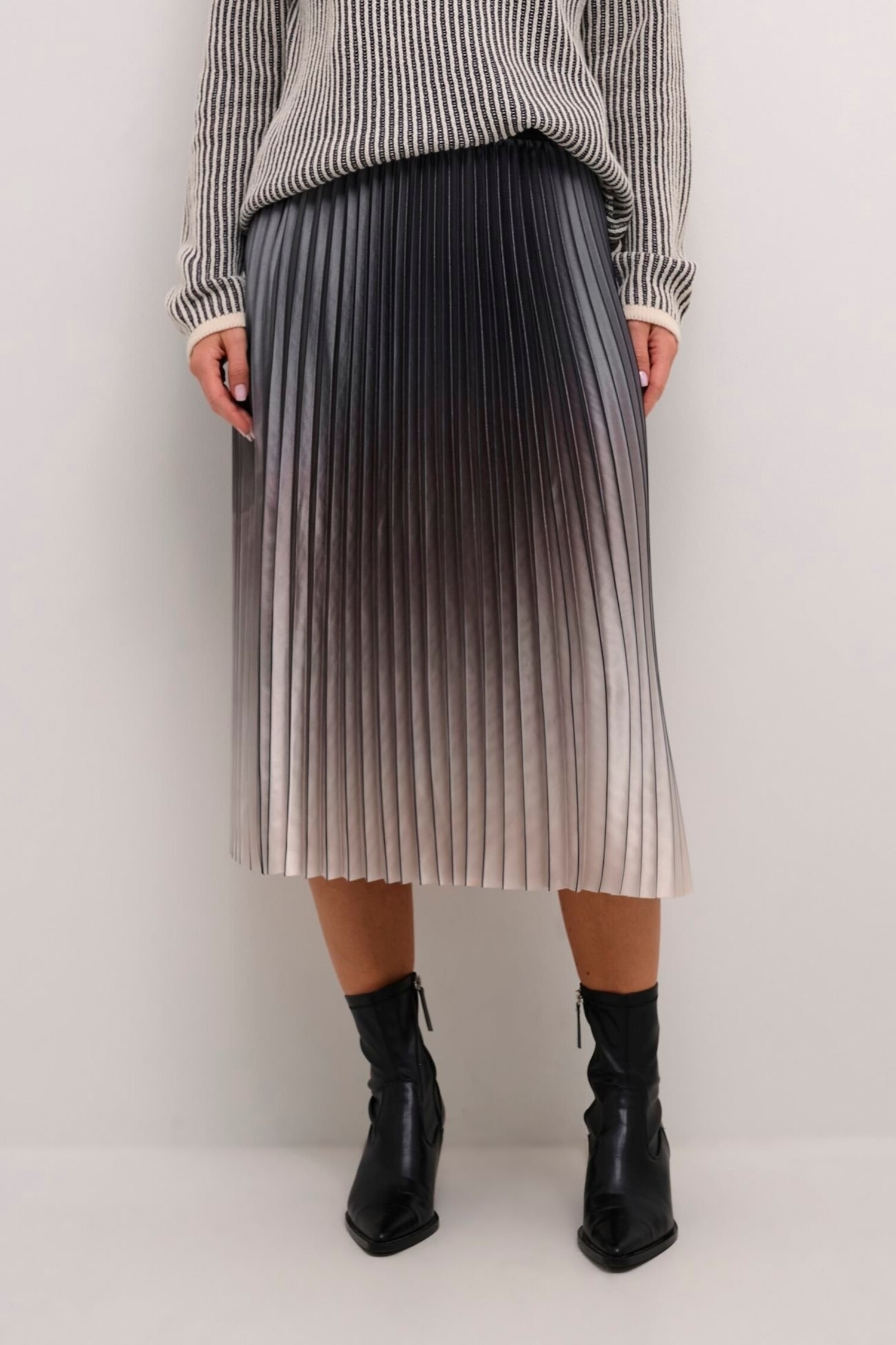 CRRana plisse skirt castlerock fade Cream Maurits Mulder