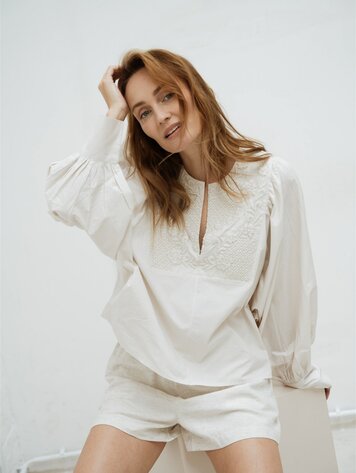 Jeanine3 blouse embroidery sand