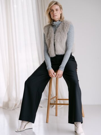 Aímée the label Isla gilet grey