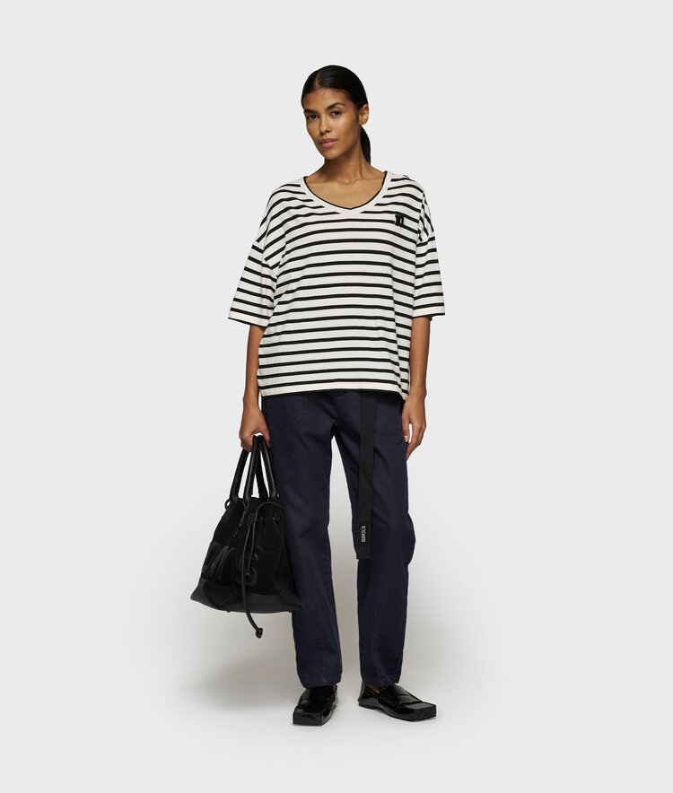 10DAYS Boxy v-neck tee ecru/black 10Days