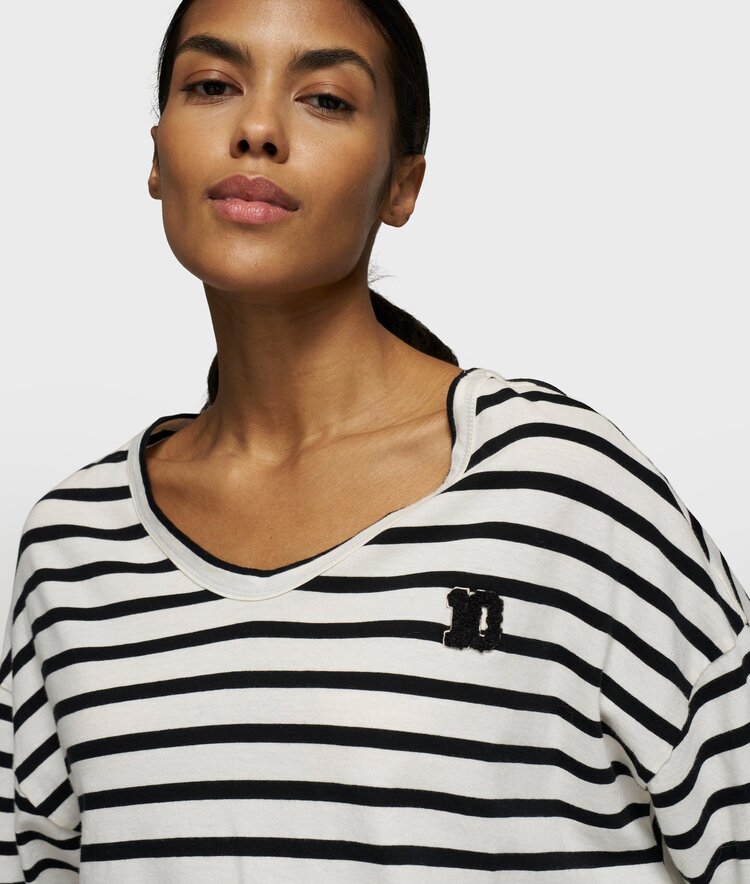 10DAYS Boxy v-neck tee ecru/black 10Days