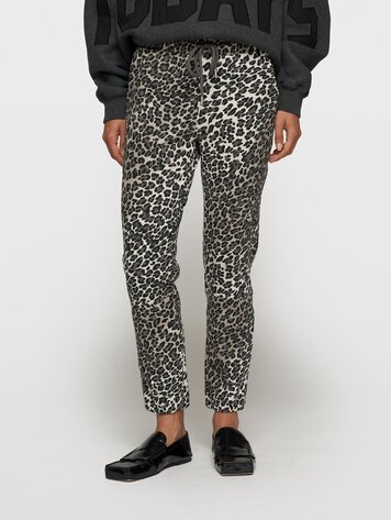 Cropped jogger leopard soft white melee