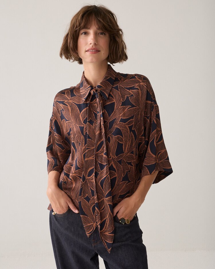 Summum Woman Top abstract flowers midnight blue Summum Woman