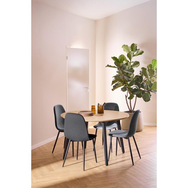 Swiss Homes® Silvara Eetkamerstoelen – Set van 4 – Donkergrijs – Scandinavisch Design – Comfortabele Stoffen Kuipstoelen – Zwart Metalen Onderstel