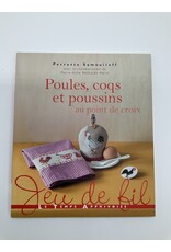 Poules, coqs et poussins au point de croix
