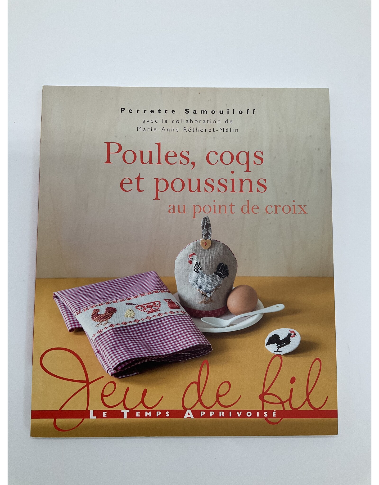 Poules, coqs et poussins au point de croix