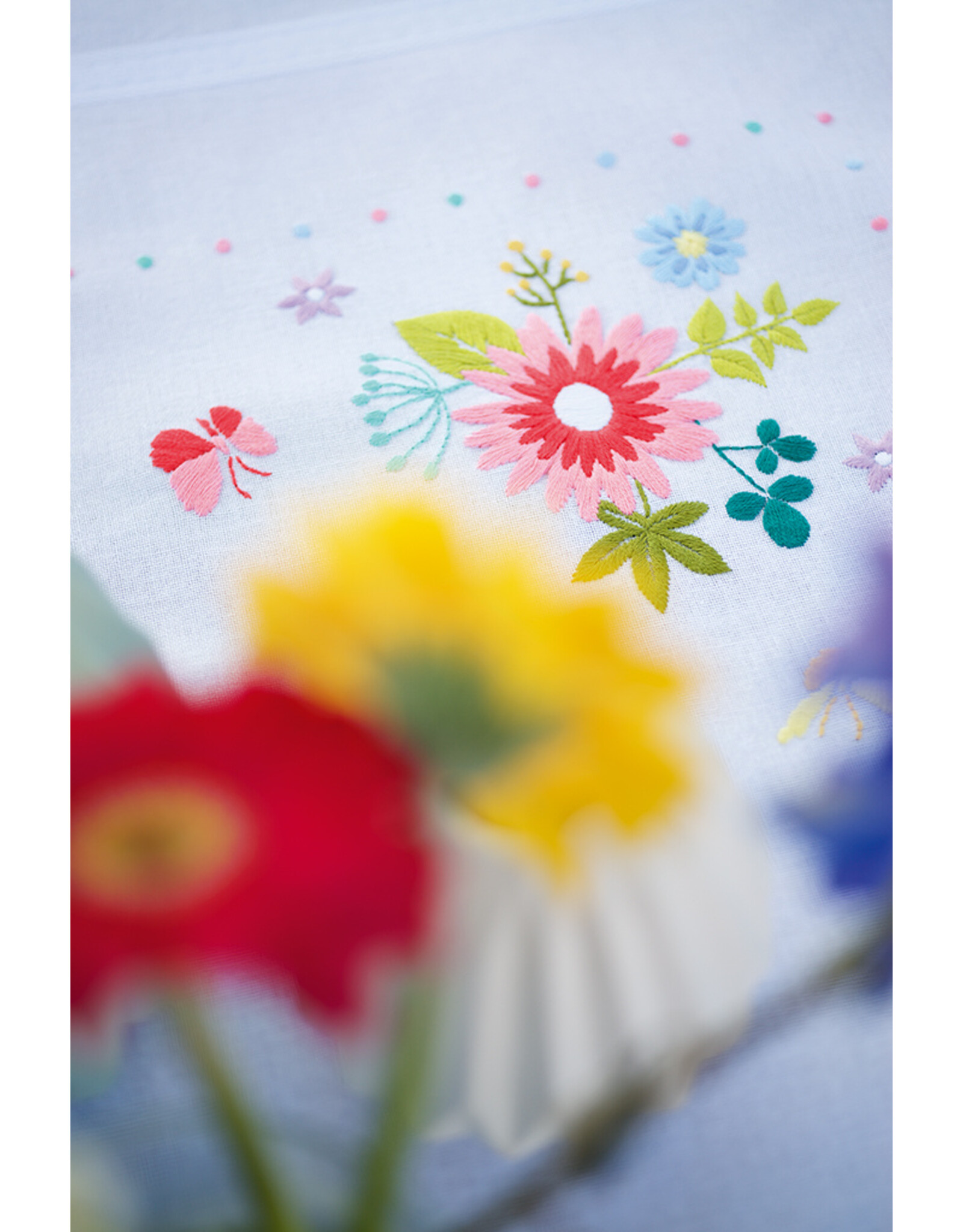 Vervaco Vervaco Borduurpakket tafelkleed Lentebloemen met vlinders 80x80cm