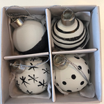 RÄDER DESIGN Stories RÄDER DESIGN - Christmas Baubles set v 4 pcs black/white 4cm