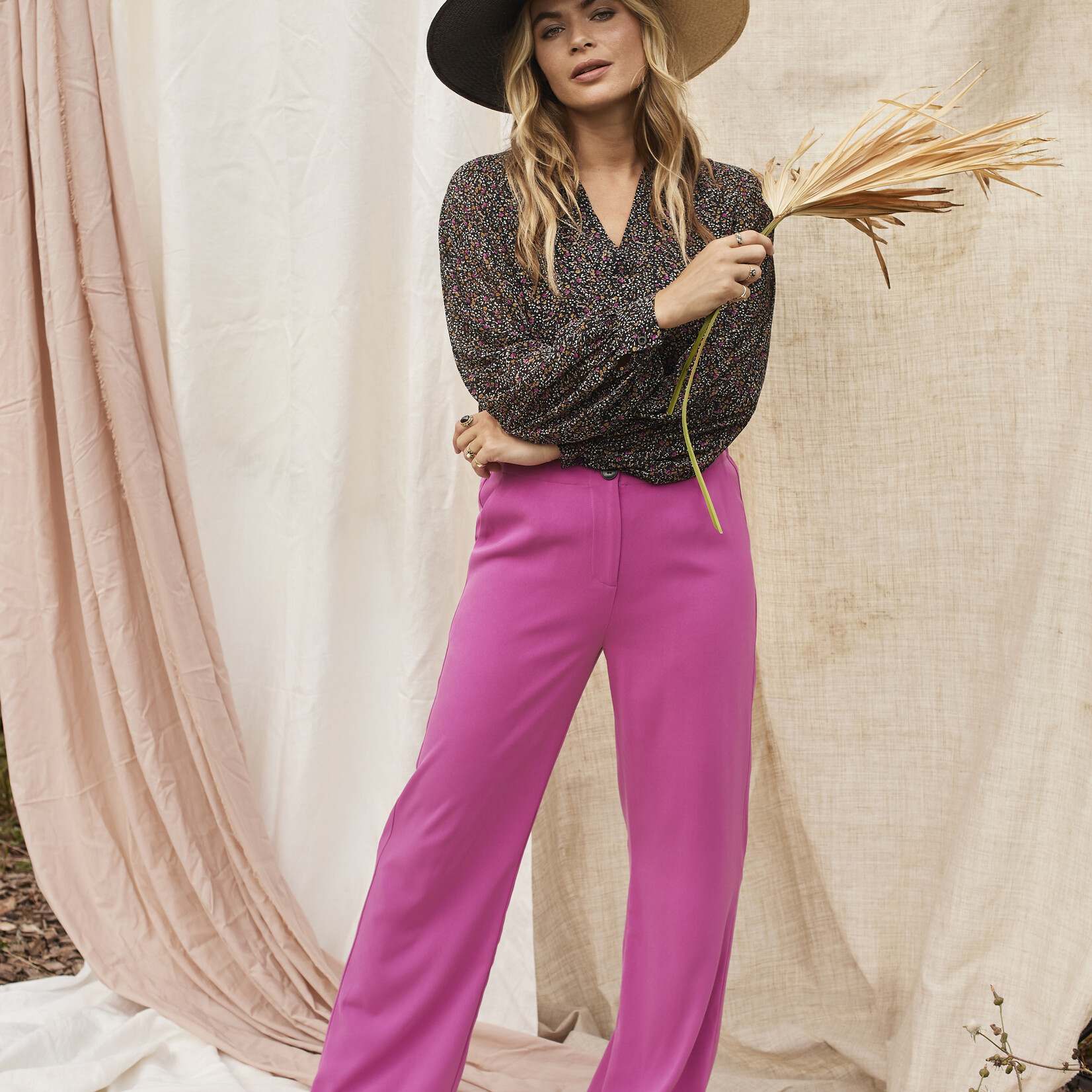 YDENCE YDENCE - Top Noëlle zwarte bloem MAAT M