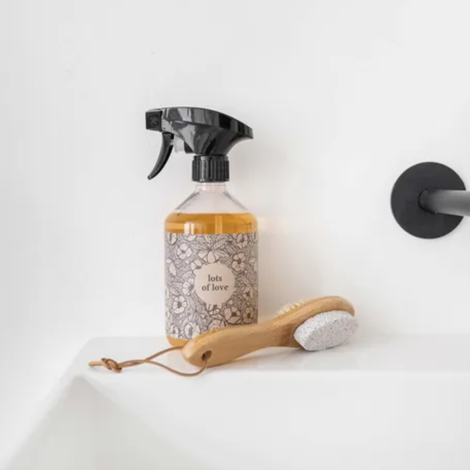 ZUSSS ZUSSS - Borsteltje met puimsteen heej knapperd