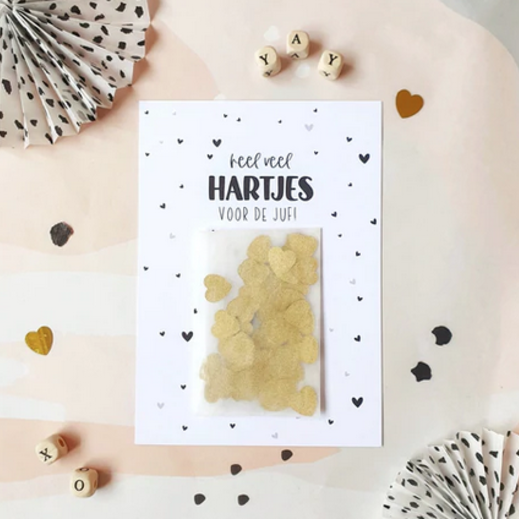 MIEKINVORM MIEKINVORM - Ansichtkaart + zakje confetti heel veel hartjes voor de juf