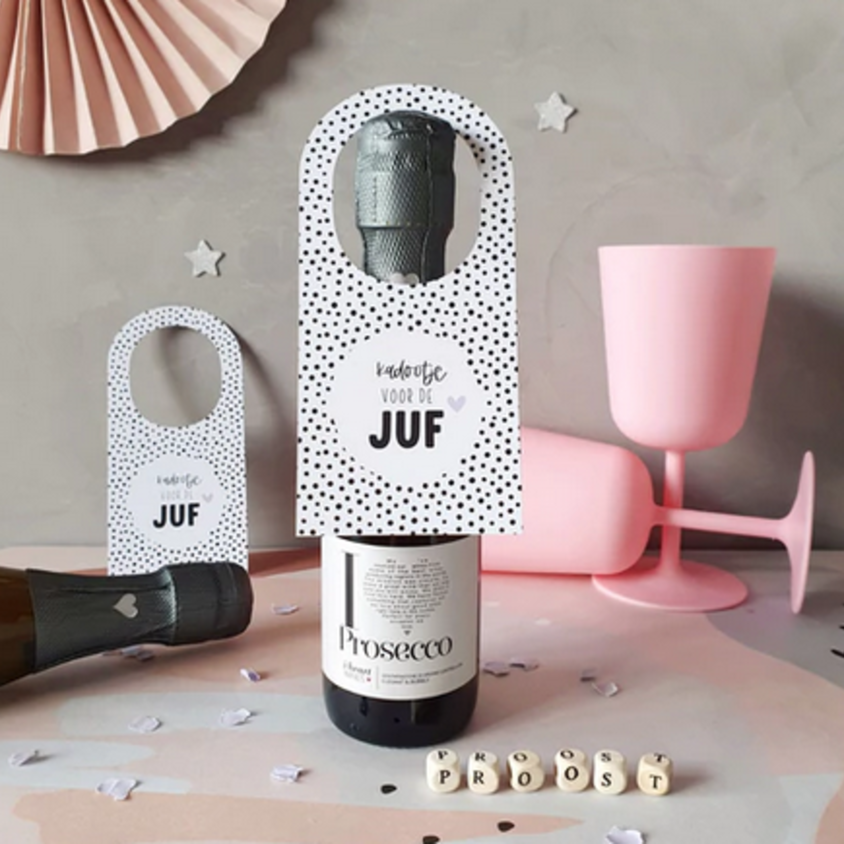 MIEKINVORM MIEKINVORM - Flessenhanger kadootje voor de juf