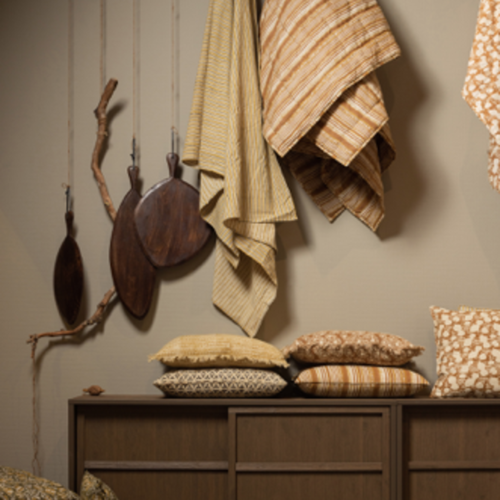 -- Streak kussen met print mosterd 40x60