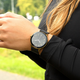 OOZOO OOZOO - Goudkleurige smartwatch met zwarte rubber band Q00132