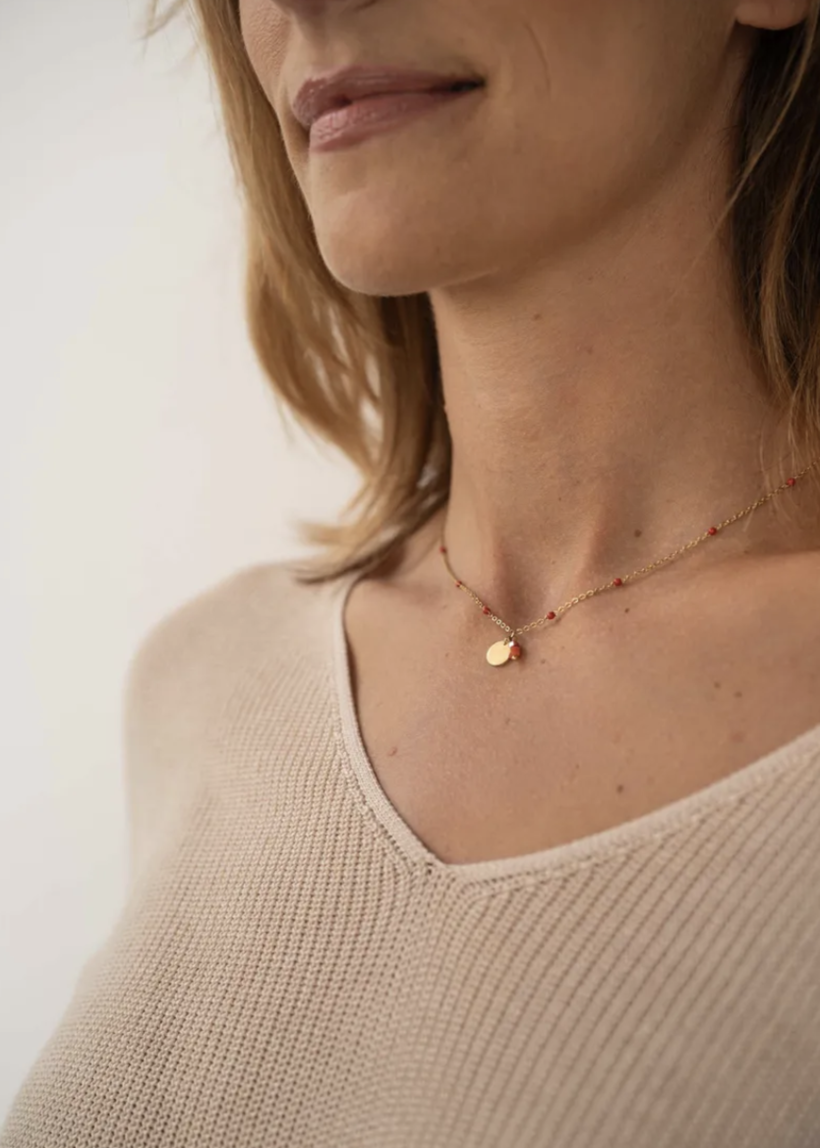 ZUSSS ZUSSS - Ketting met bedel en kraaltjes koraalroze,/goud