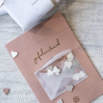 ZUSSS ZUSSS - Wenskaart gefeliciteerd met hartjes confetti terra roze