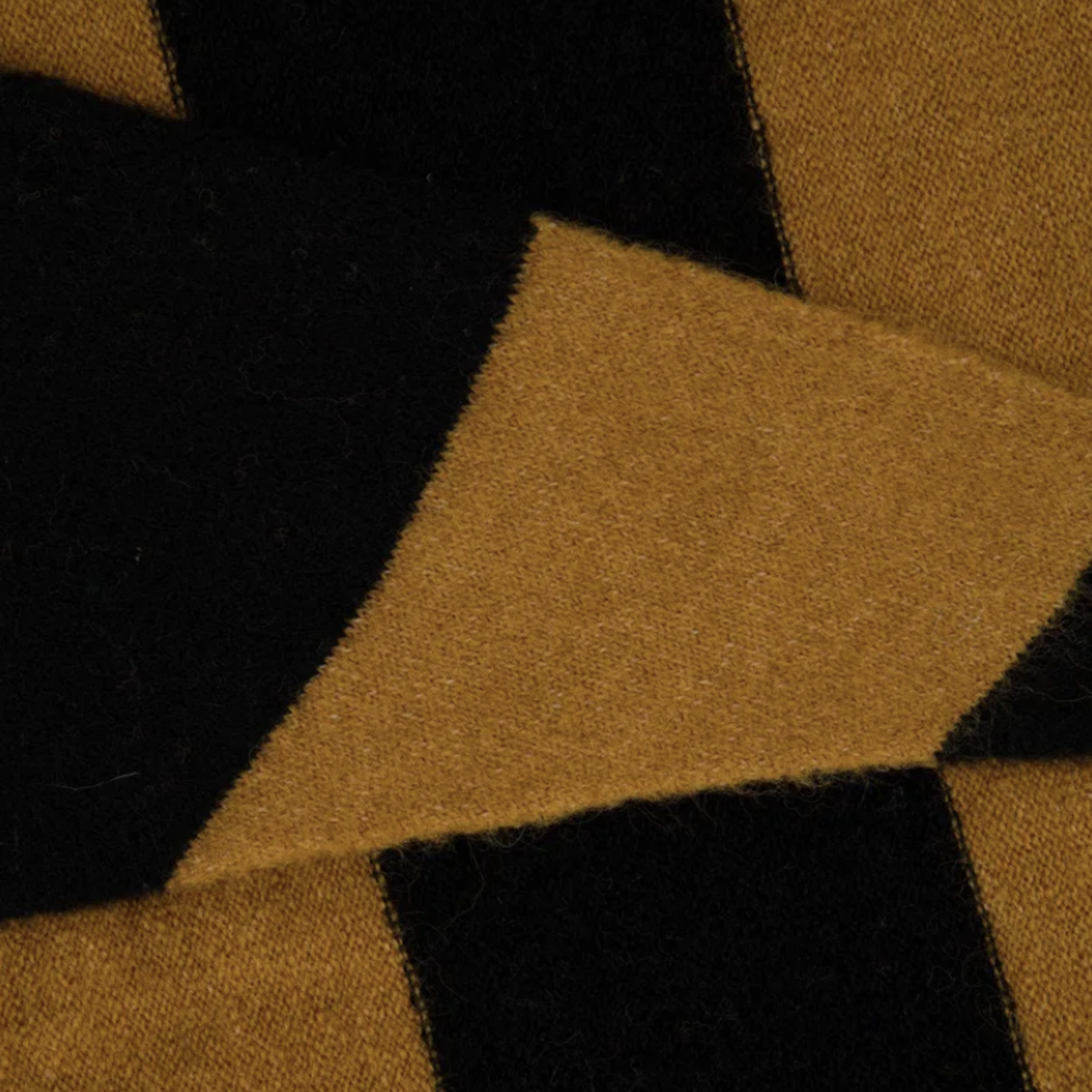 ZUSSS ZUSSS - Sjaal triangle met streep zwart/camel