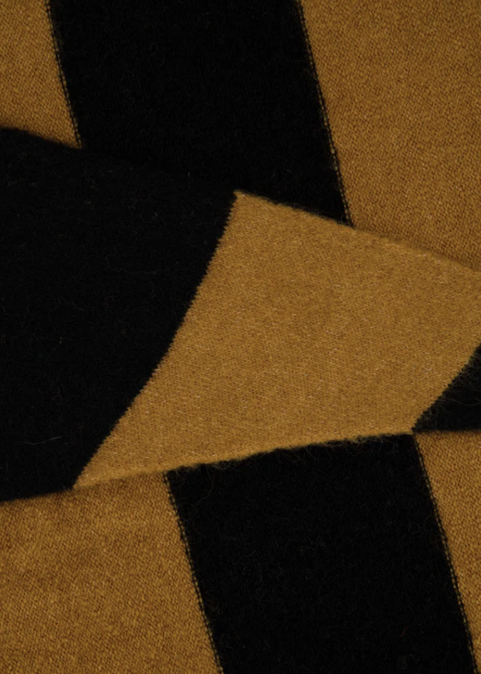 ZUSSS ZUSSS - Sjaal triangle met streep zwart/camel