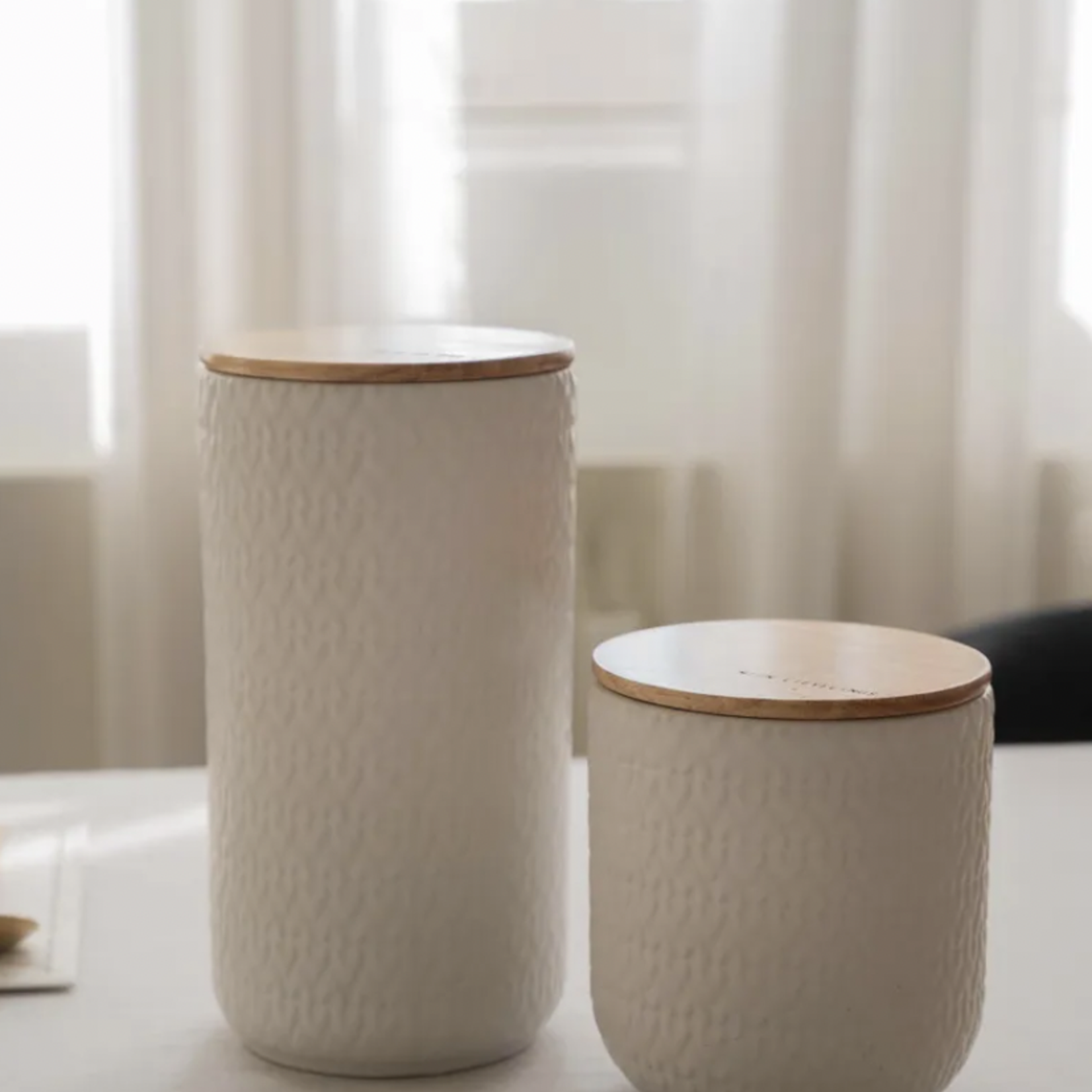 ZUSSS ZUSSS - Keramieken bewaarpot met houten deksel hartjes 20cm wit