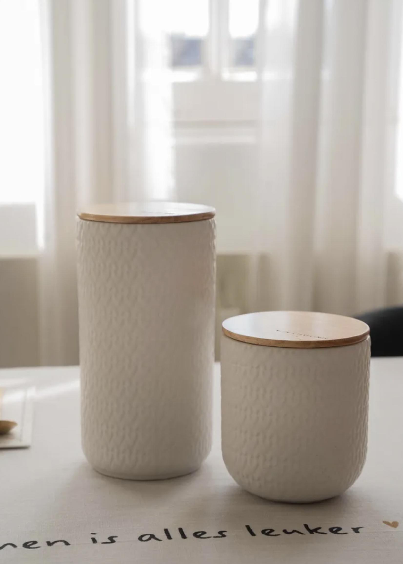 ZUSSS ZUSSS - Keramieken bewaarpot met houteb deksel hartjes 12cm wit